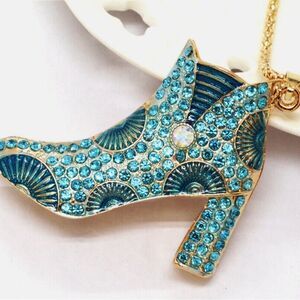 🩵 Betsey Johnson stunning & sparkling aqua ankle boot pendant necklace 🩵